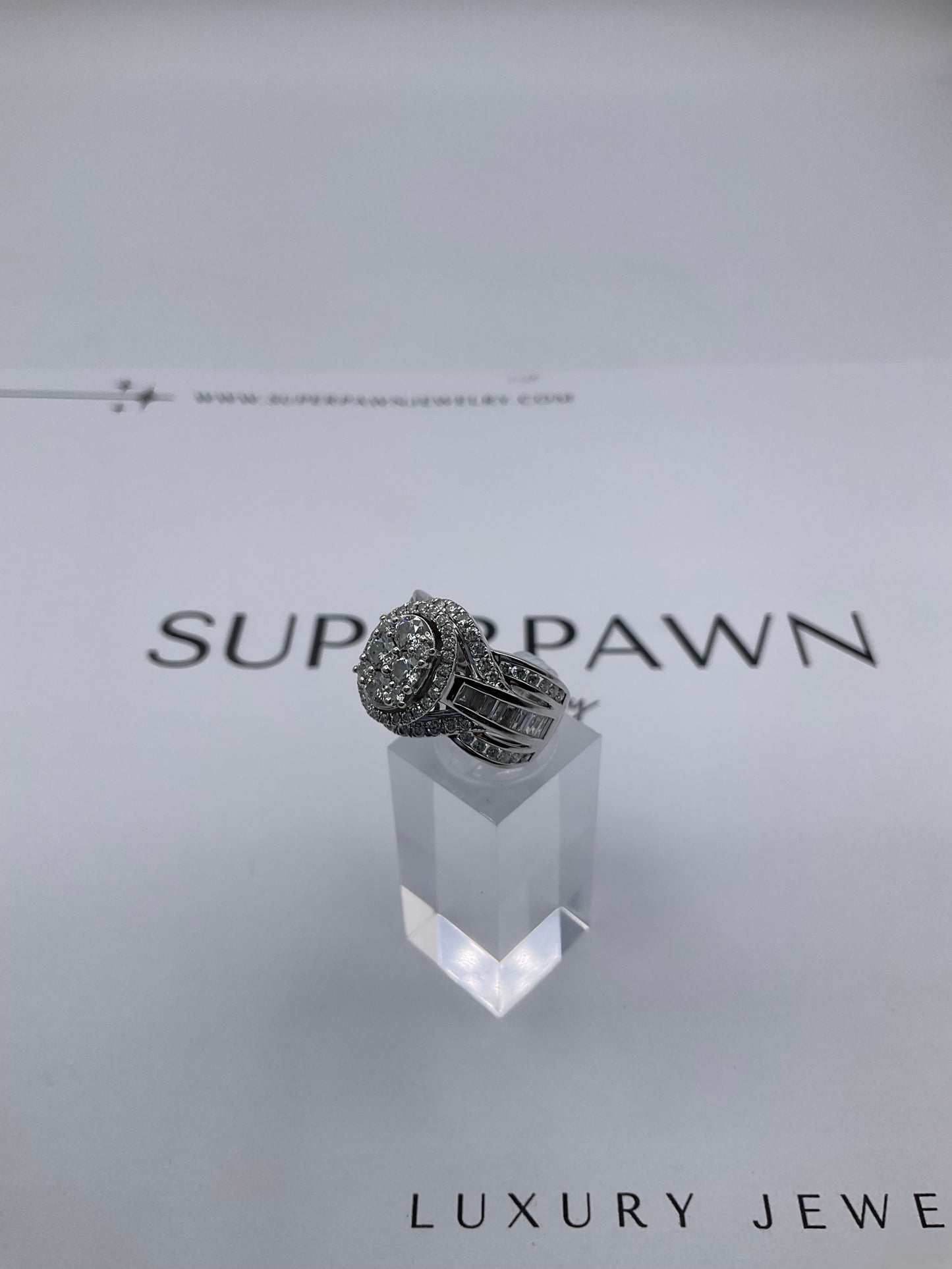 14K White Gold Diamond Halo Ring With Twist Band & Baguette Diamonds – Size 7 – 10g
