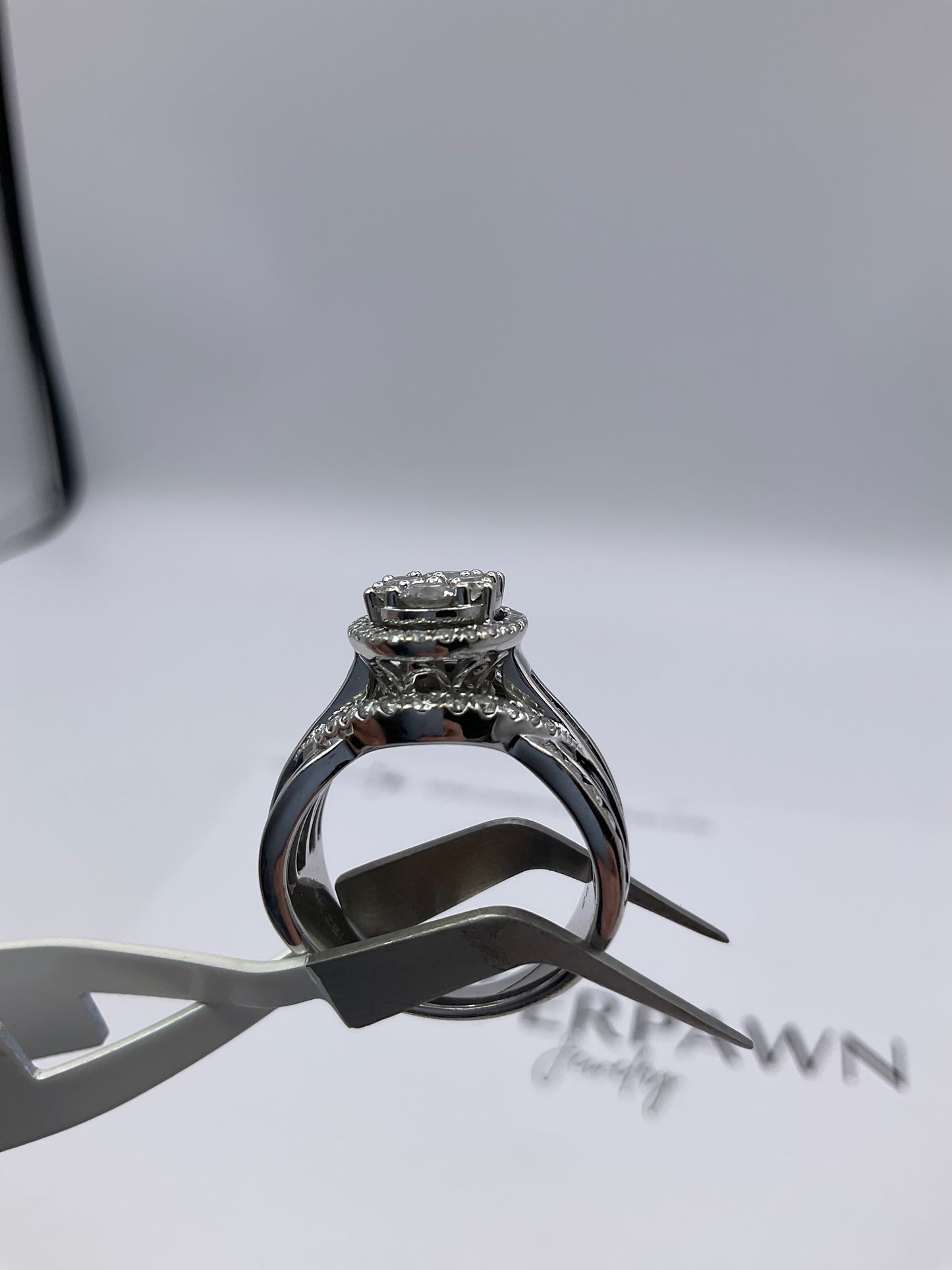 14K White Gold Diamond Halo Ring With Twist Band & Baguette Diamonds – Size 7 – 10g