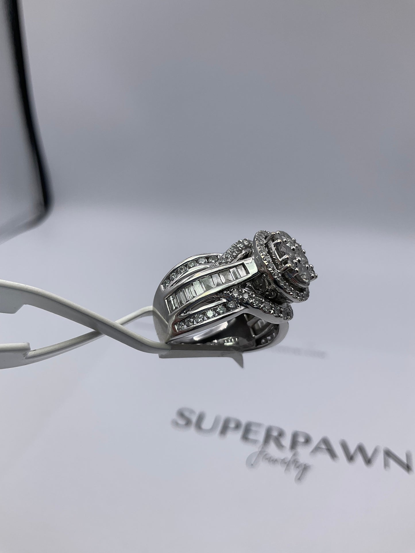 14K White Gold Diamond Halo Ring With Twist Band & Baguette Diamonds – Size 7 – 10g
