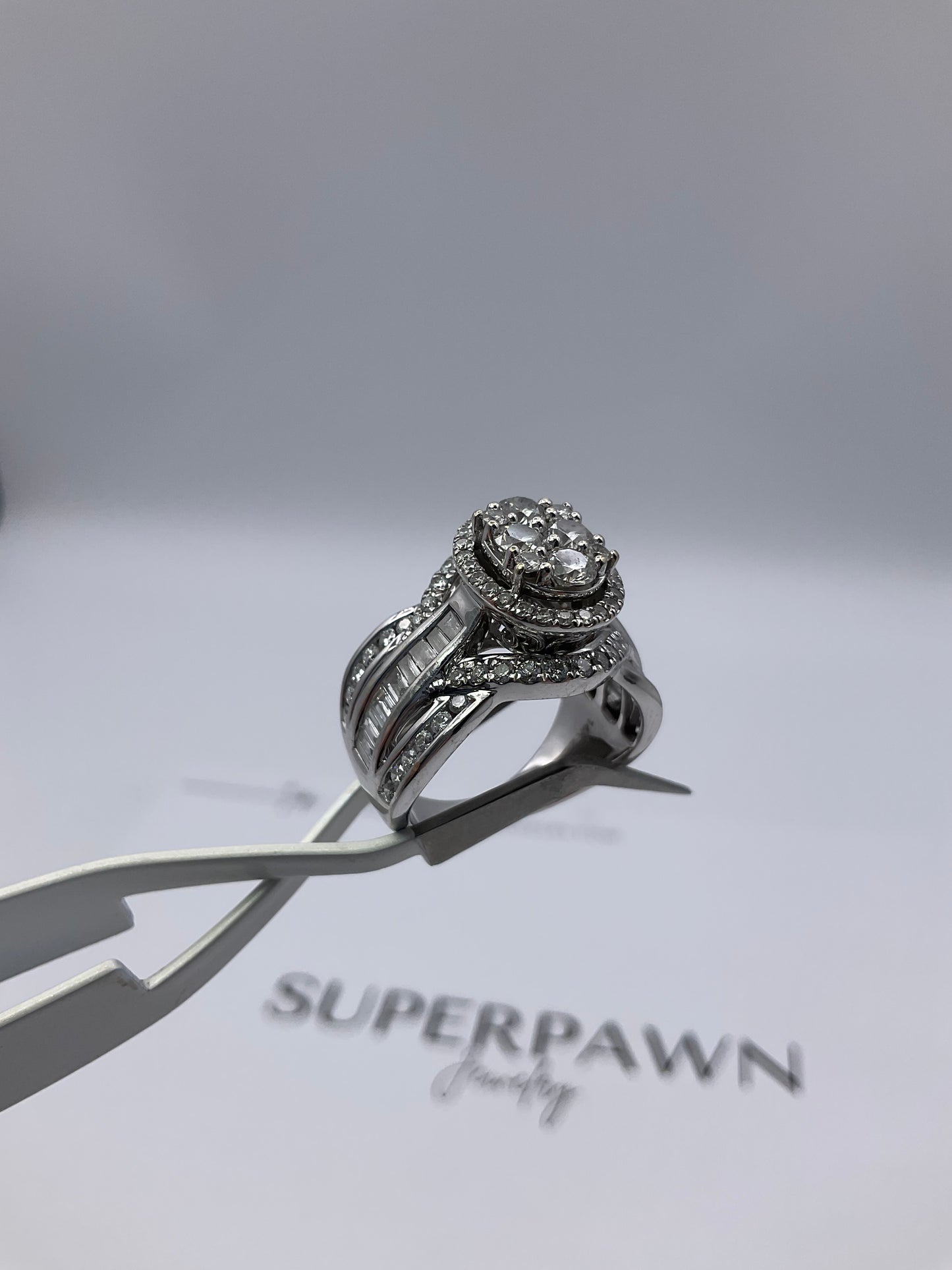 14K White Gold Diamond Halo Ring With Twist Band & Baguette Diamonds – Size 7 – 10g