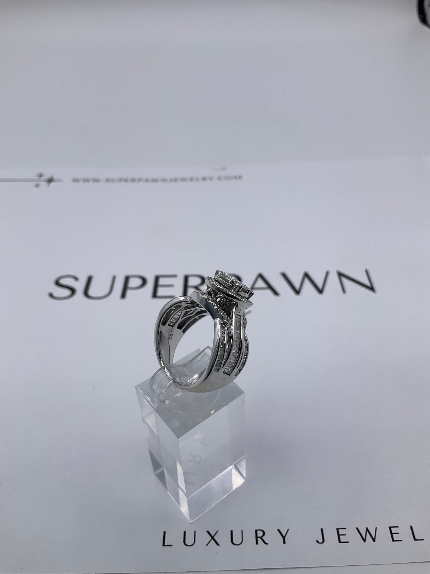 14K White Gold Diamond Halo Ring With Twist Band & Baguette Diamonds – Size 7 – 10g