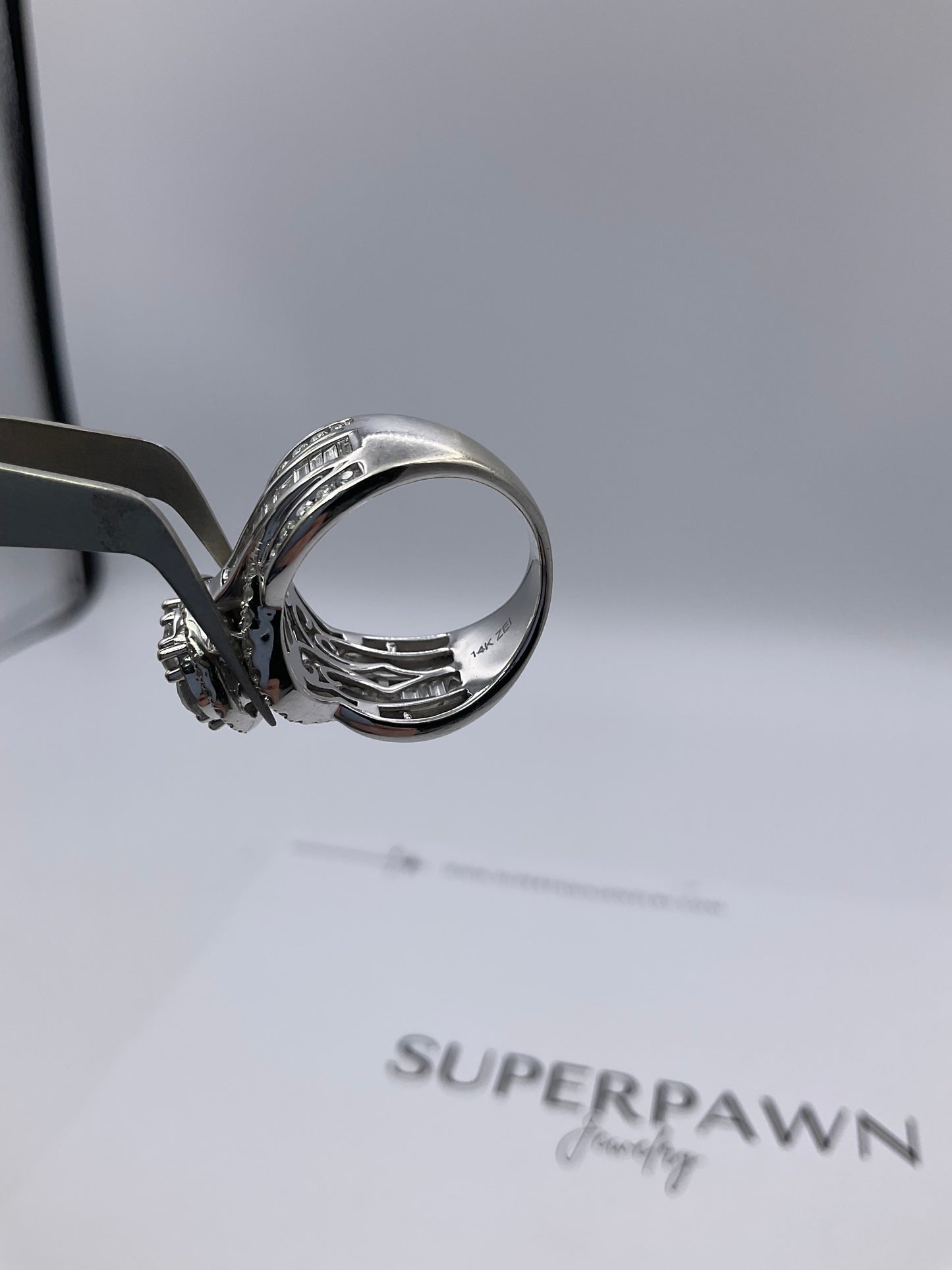 14K White Gold Diamond Halo Ring With Twist Band & Baguette Diamonds – Size 7 – 10g