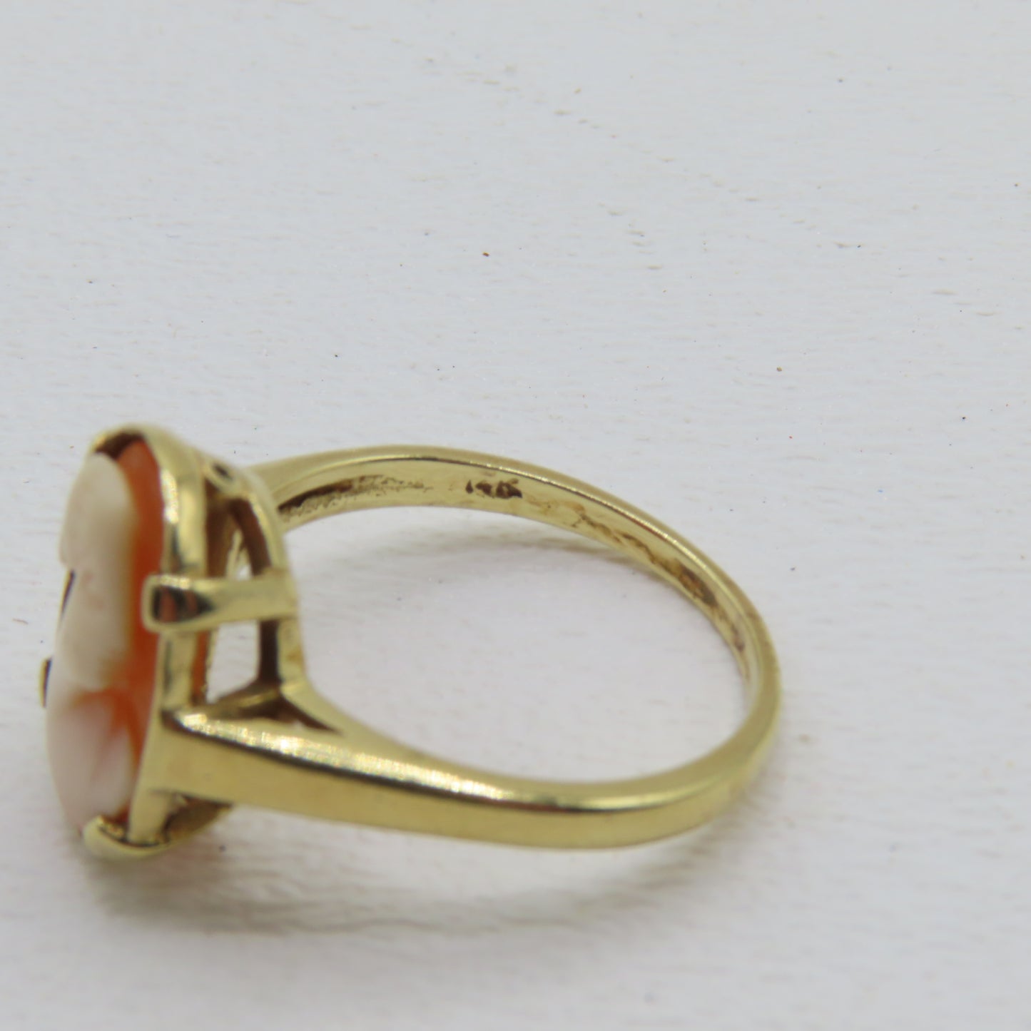 14K Yellow Gold Cameo Carved Ring Size 7.5 3.7g