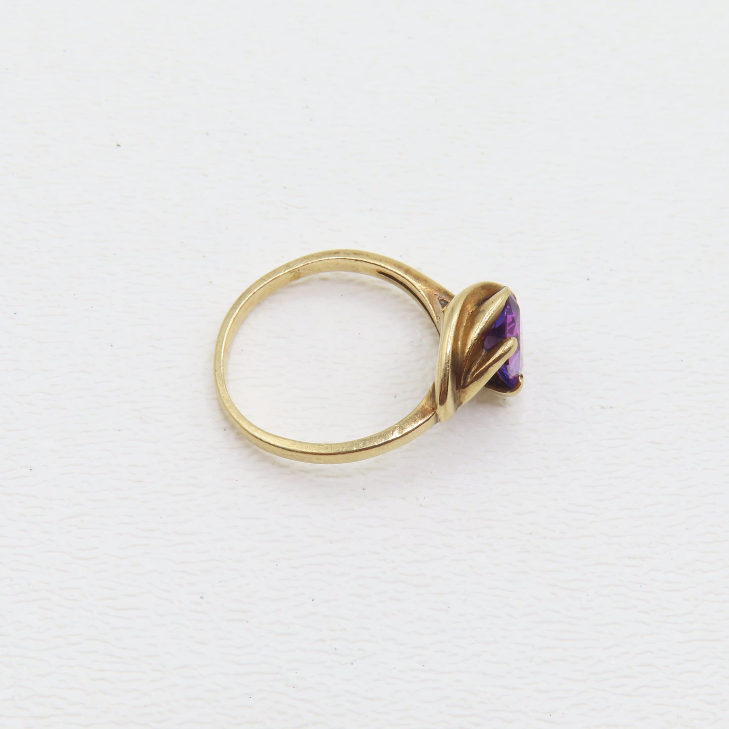 10K Yellow Gold Purple Sapphire Ring Size 6.5 3.1g