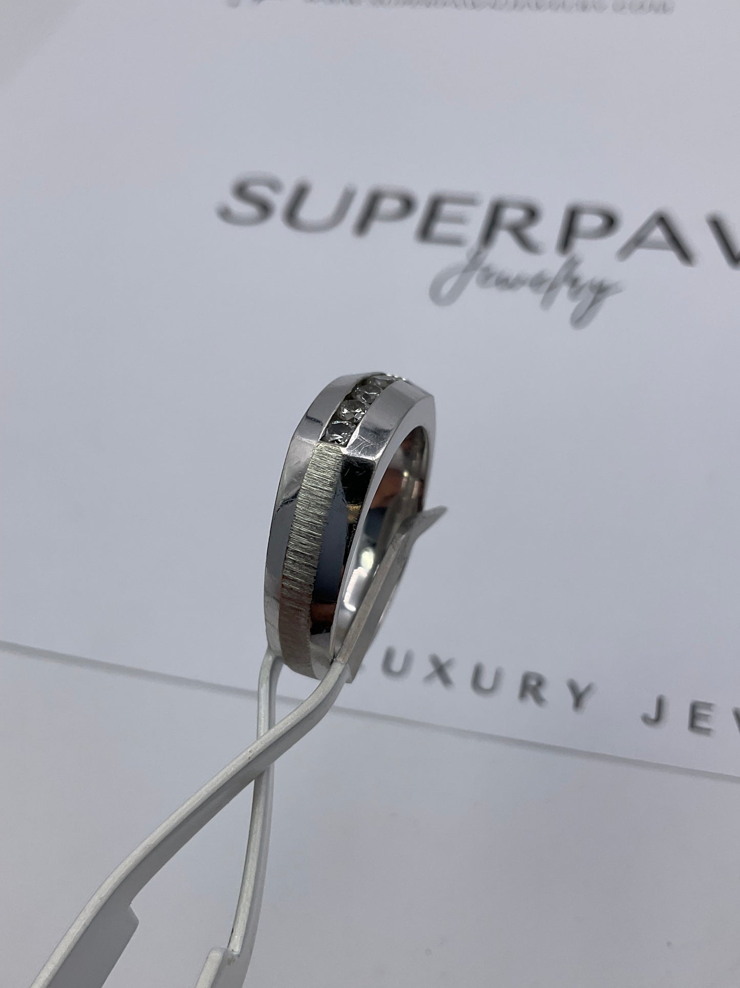 14K White Gold Men’s Ring with Flush-Mounted Diamonds – Polished & Brushed Finish – Size 10