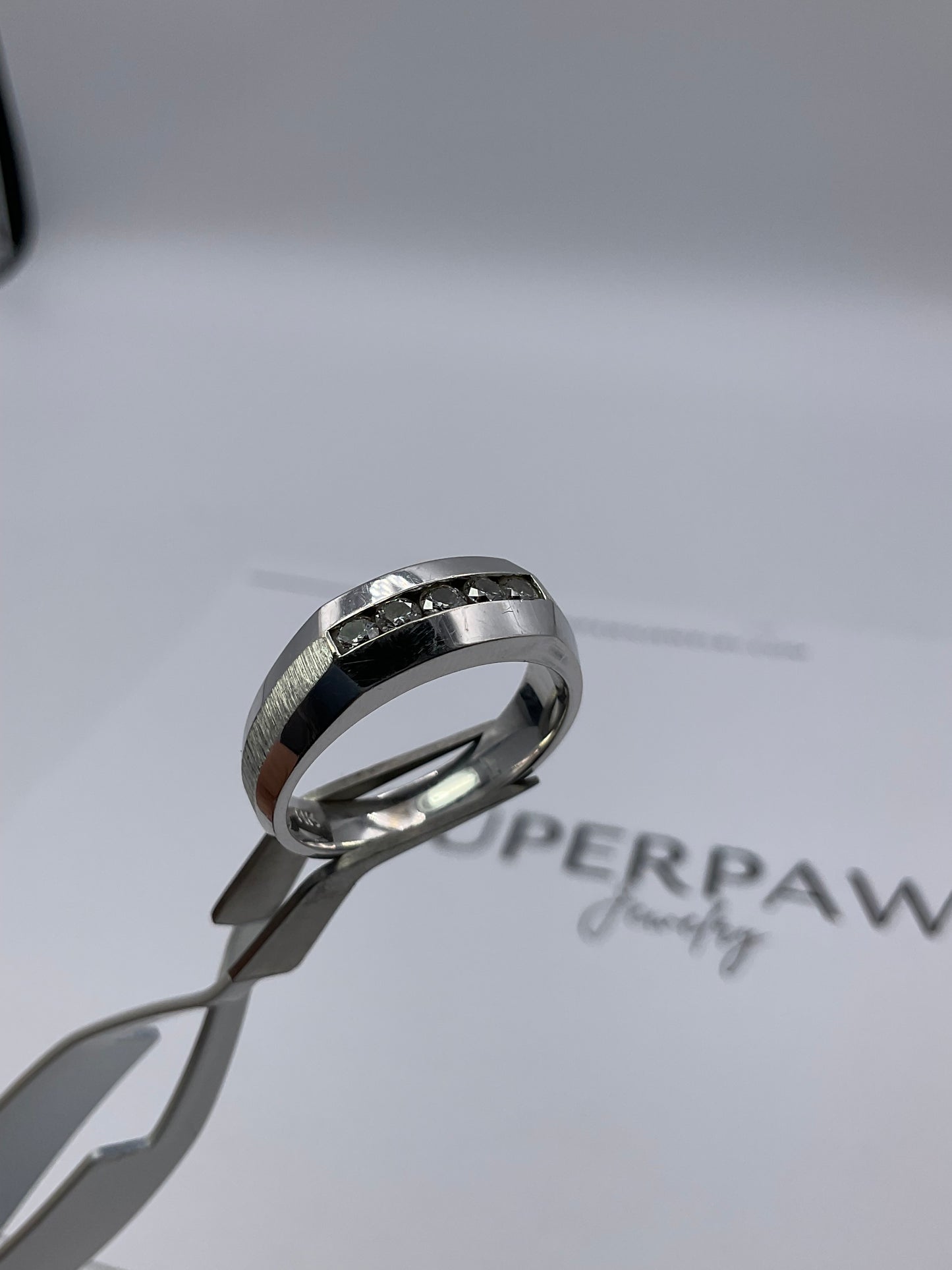 14K White Gold Men’s Ring with Flush-Mounted Diamonds – Polished & Brushed Finish – Size 10