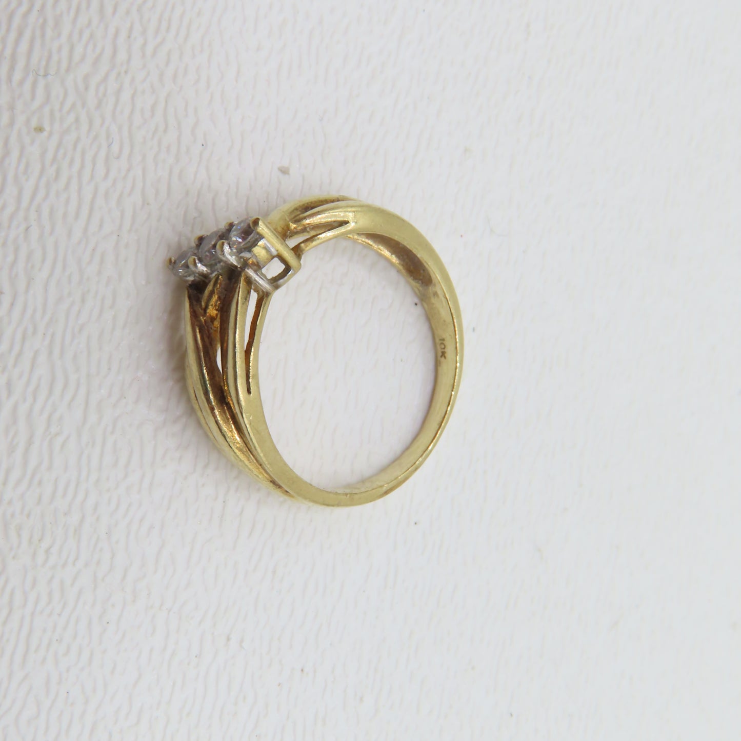 10K Yellow Gold 3 Diamond Ring Size 5 2.4g