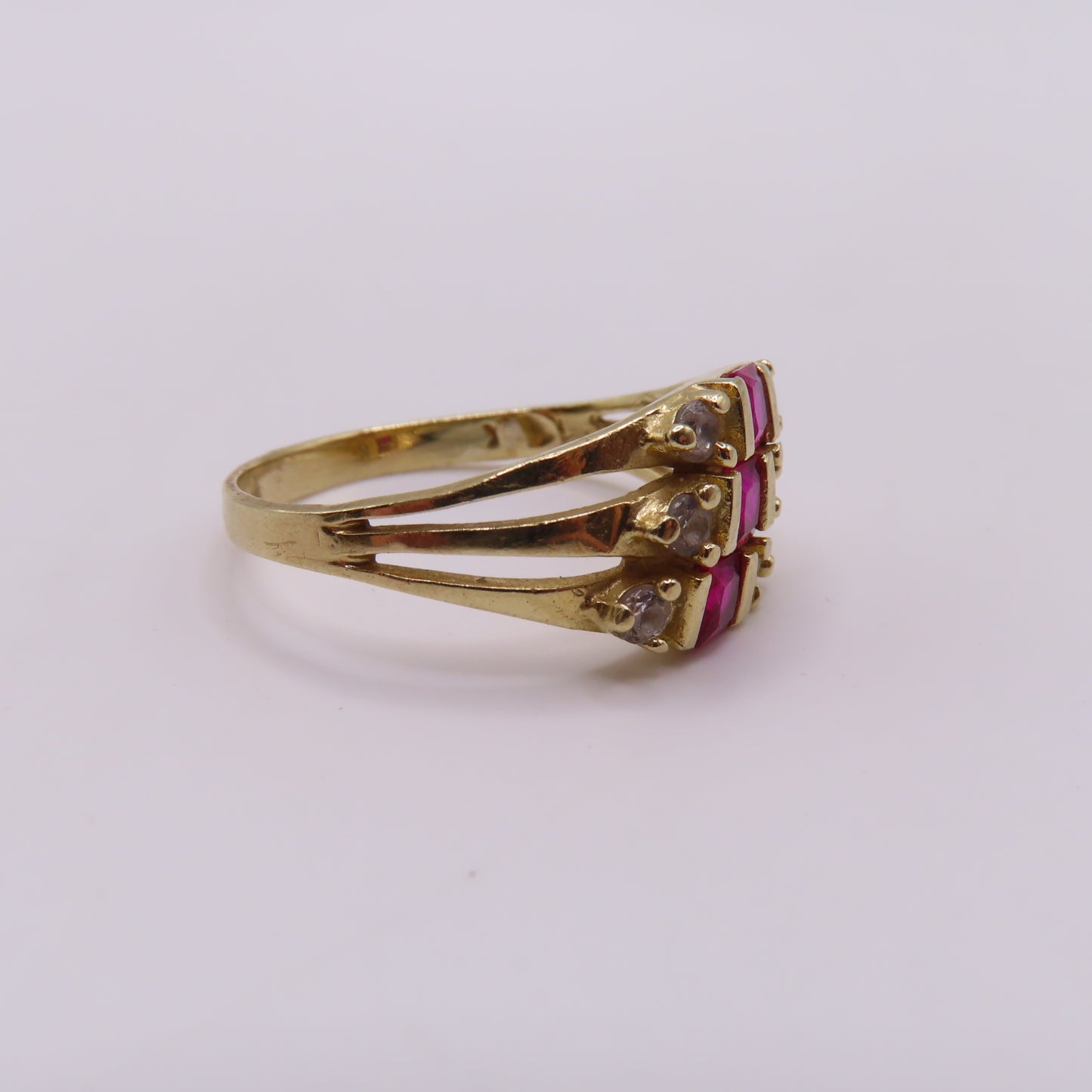 14K Yellow Gold Princess Cut Ruby Split Shank Stacker Ring Size 7.25 2.4g