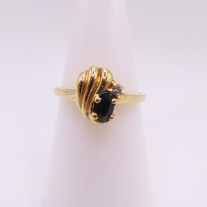 Vintage 14K Yellow Gold Oval Sapphire Ribbed Asymmetrical Ring Size 7 2.3g