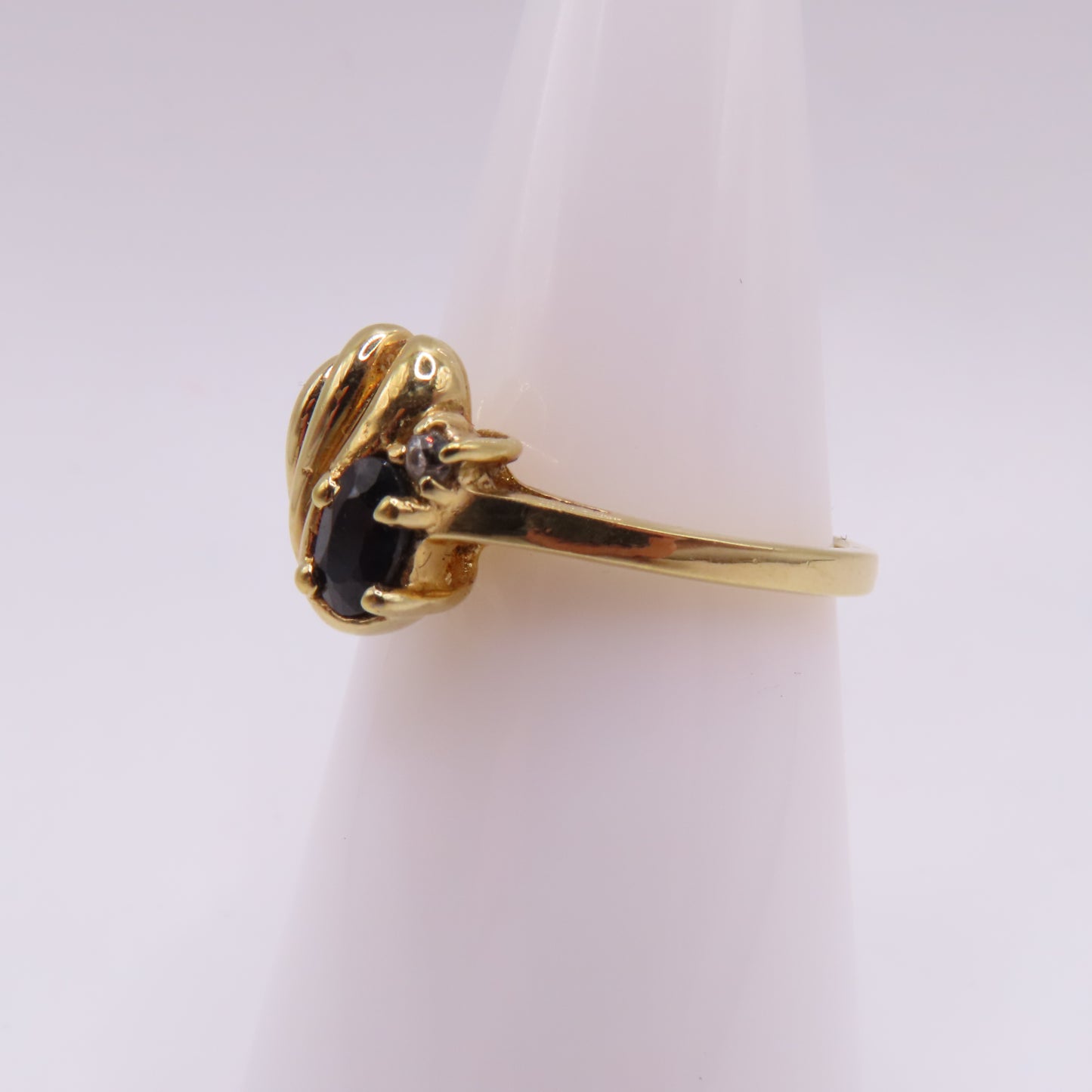 Vintage 14K Yellow Gold Oval Sapphire Ribbed Asymmetrical Ring Size 7 2.3g