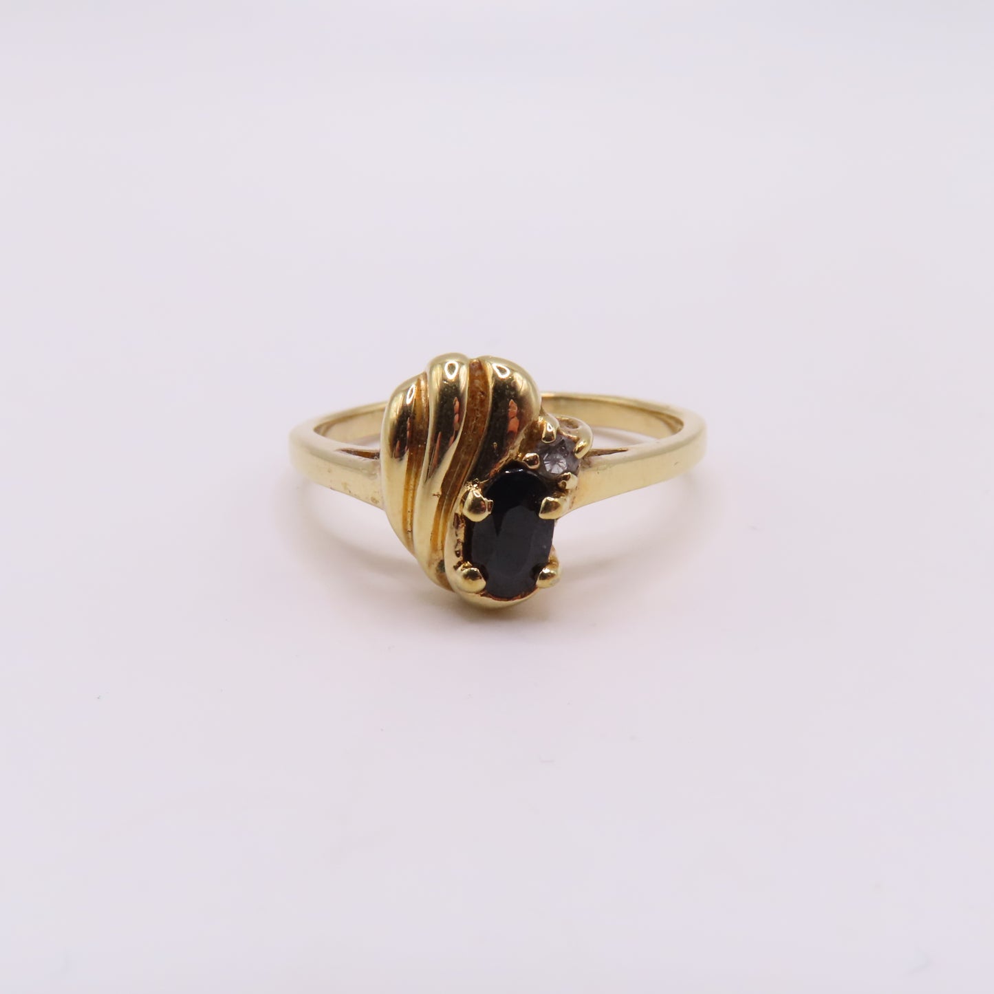 Vintage 14K Yellow Gold Oval Sapphire Ribbed Asymmetrical Ring Size 7 2.3g