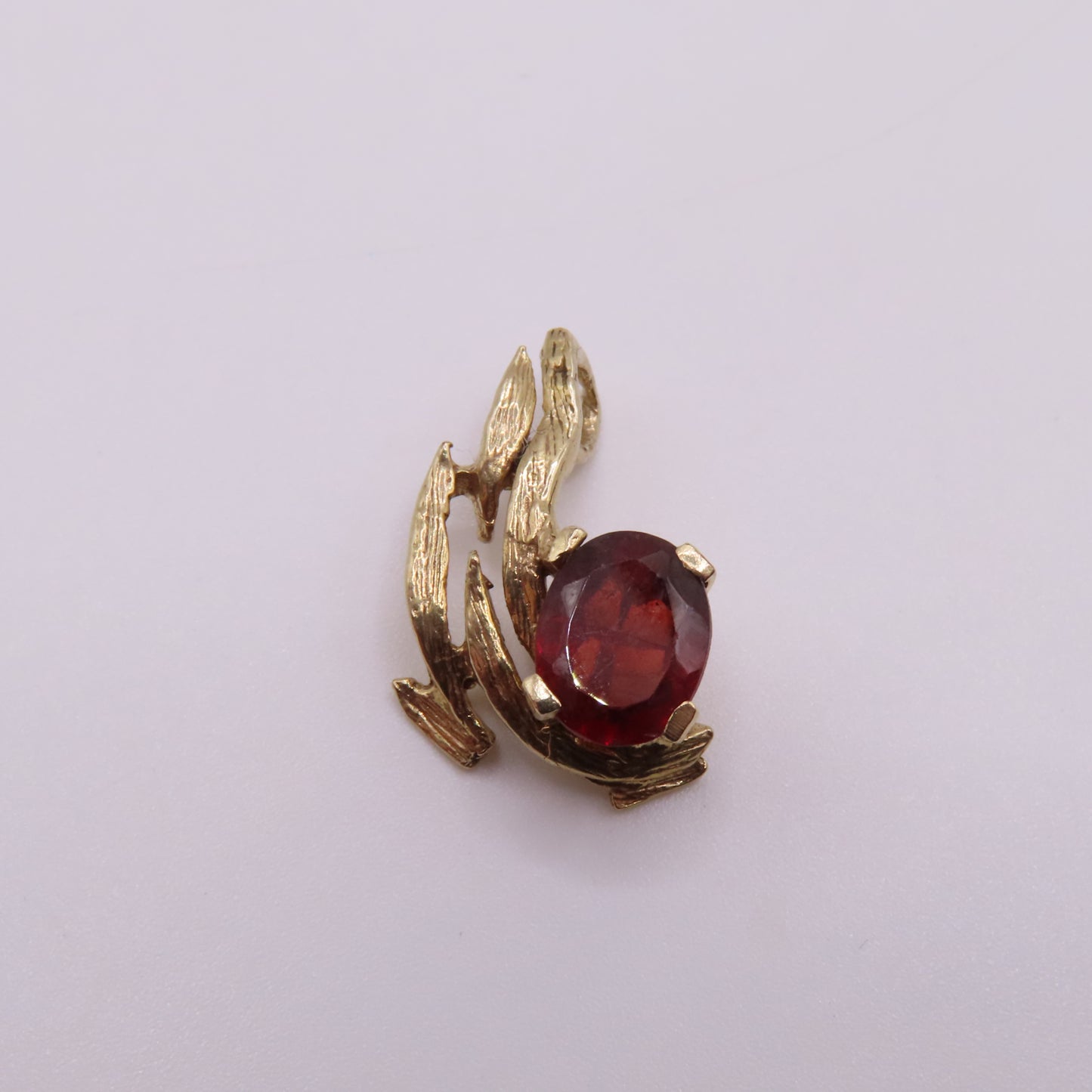 14K Yellow Gold Oval Garnet Openwork Abstract Leaf Flame Pendant Charm 1.8g