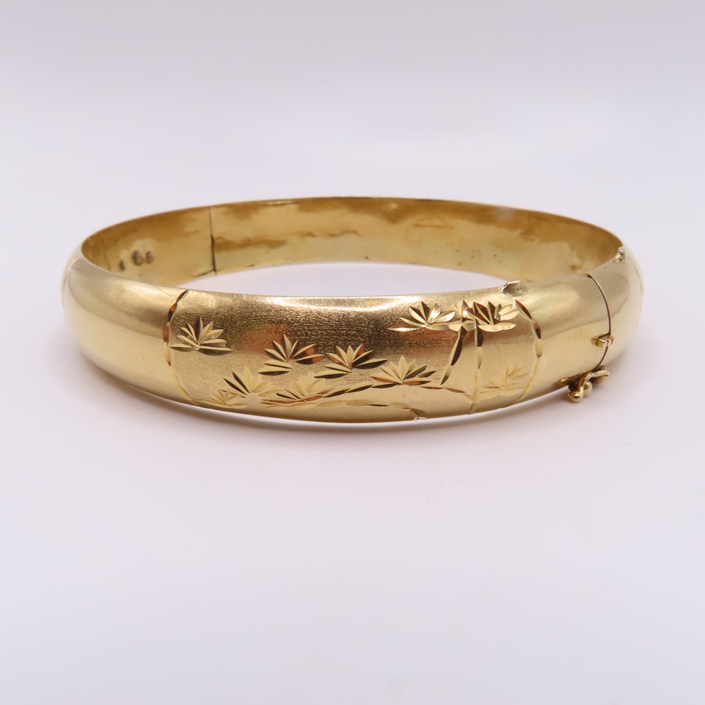 18K Yellow Gold Hinged Bangle Engraved Floral Leaf Design Bracelet 7-3/4" 20g