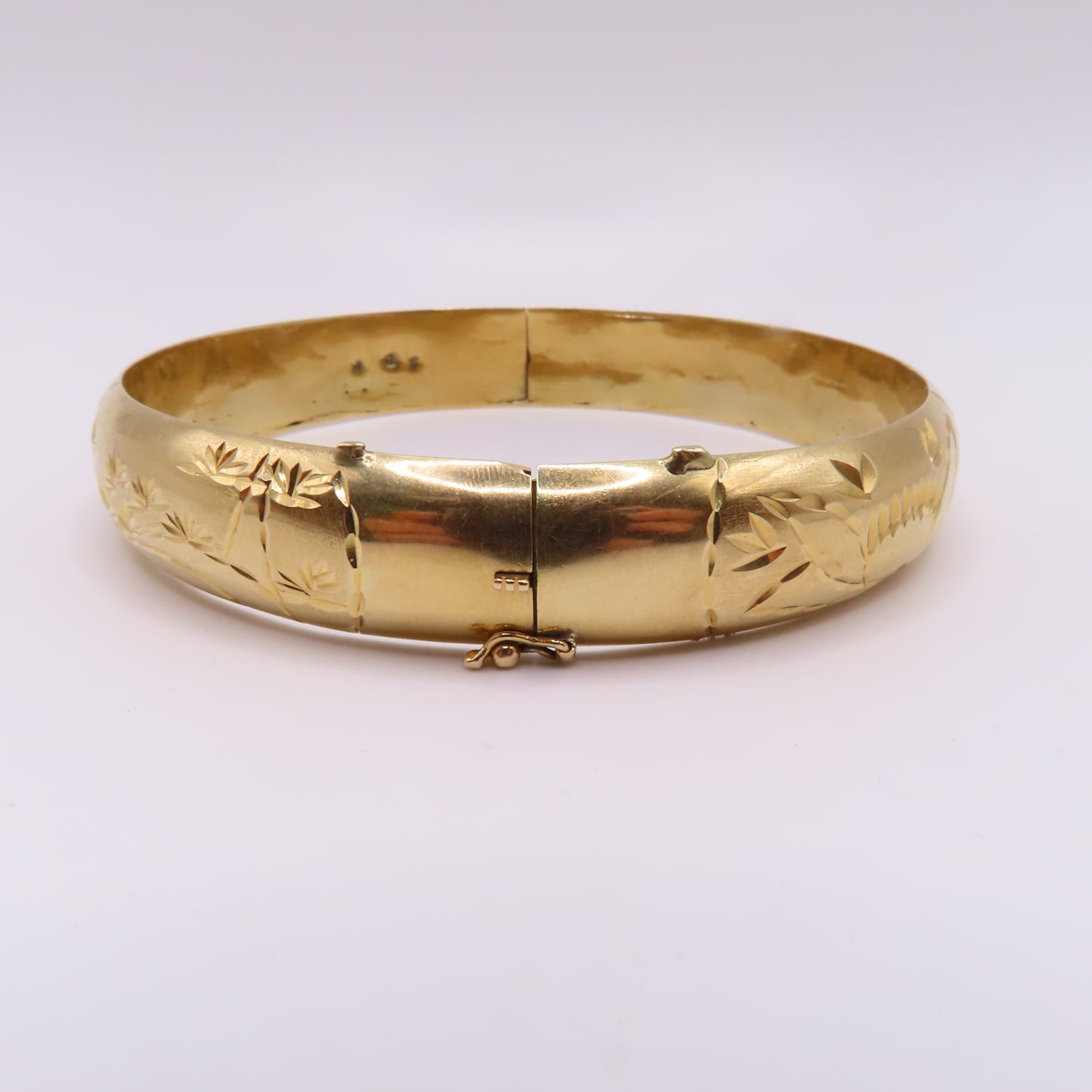 18K Yellow Gold Hinged Bangle Engraved Floral Leaf Design Bracelet 7-3/4" 20g